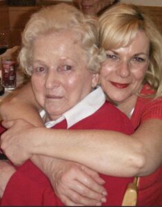 Zwei Stühle auf der Terrasse